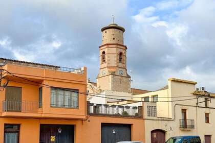 平 进入 Alió, Tarragona. 