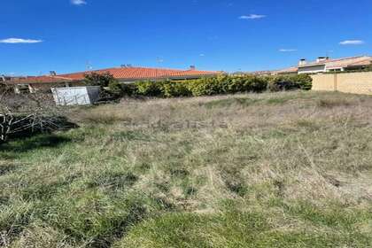 Urban plot for sale in Los Almendros, Villamayor, Salamanca. 