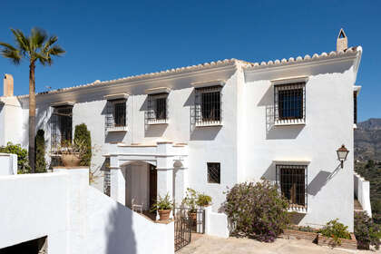 联排别墅 出售 进入 Torrox, Málaga. 