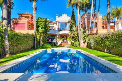 Cluster house for sale in Puerto Banús, Málaga. 