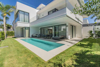 联排别墅 出售 进入 Puerto Banús, Marbella, Málaga. 