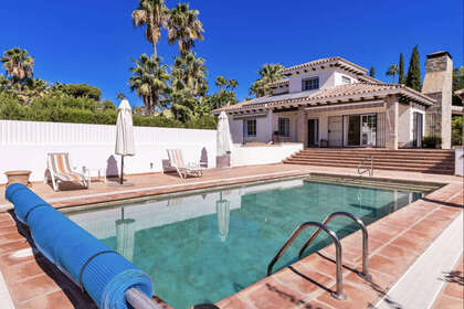House for sale in El Paraiso, Estepona, Málaga. 