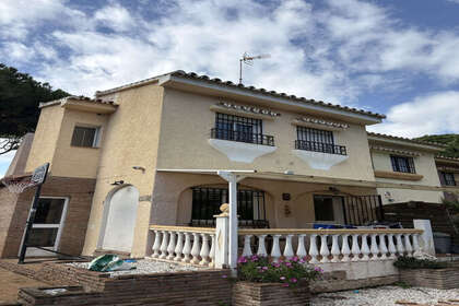 House for sale in Calahonda, Mijas, Málaga. 