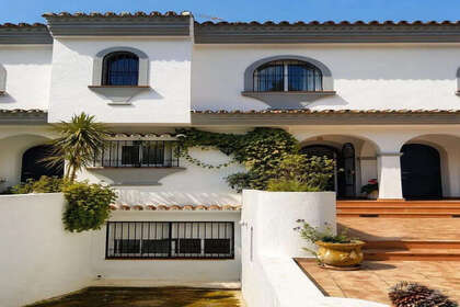 House for sale in Puerto de Cabopino, Marbella, Málaga. 