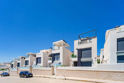 Rijtjeshuizen verkoop in Punta Prima, Alicante. 