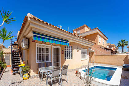 Rijtjeshuizen verkoop in Punta Prima, Alicante. 