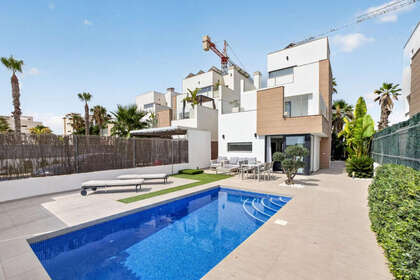 Řadový dům na prodej v Marina, La (Urbanizacion), Alicante. 