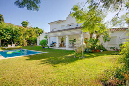 联排别墅 出售 进入 El Paraiso, Estepona, Málaga. 