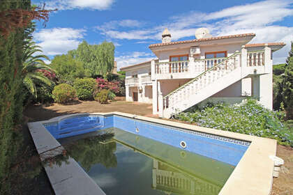 联排别墅 出售 进入 Calahonda, Mijas, Málaga. 