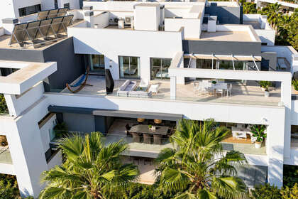 Penthous na prodej v Puerto Banús, Marbella, Málaga. 