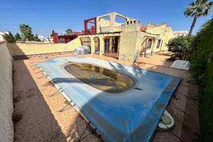 Cluster house for sale in Torrevieja, Alicante. 