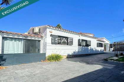 House for sale in Empuriabrava, Girona. 