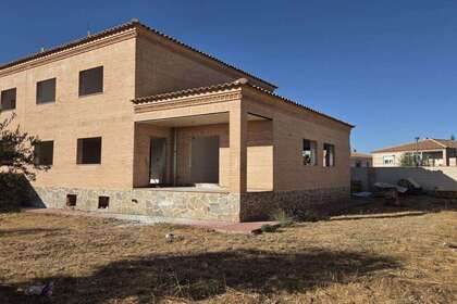 Domy na prodej v Cobisa, Toledo. 