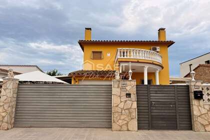 Casa venta en Castelló d´Empúries, Girona. 