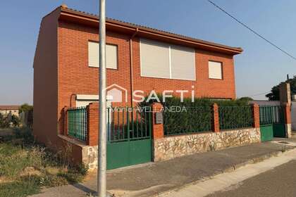 房子 出售 进入 Villaquejida, León. 