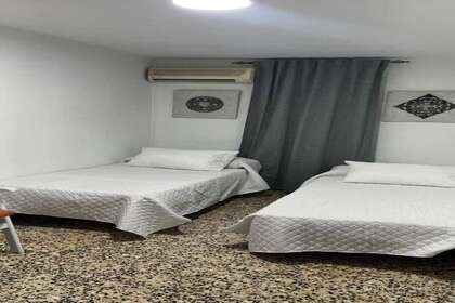 平 进入 Sevilla. 