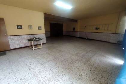 House for sale in Seis de Junio, Valdepeñas, Ciudad Real. 