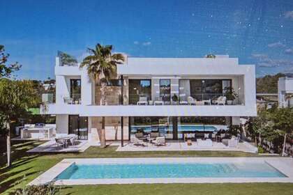 Villas Luksus til salg i La Milla de Oro, Marbella, Málaga. 
