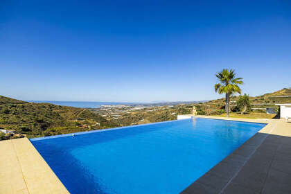 Cluster house for sale in Sayalonga, Málaga. 