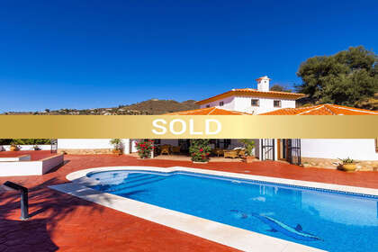 Cluster house for sale in Arenas, Málaga. 