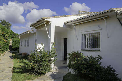 House for sale in Calahonda, Mijas, Málaga. 