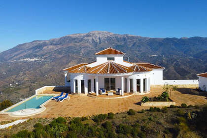 Cluster house for sale in Arenas, Málaga. 