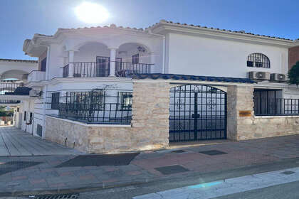 Cluster house for sale in Fuengirola, Málaga. 