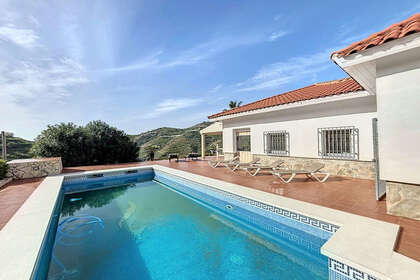 Cluster house for sale in Sayalonga, Málaga. 