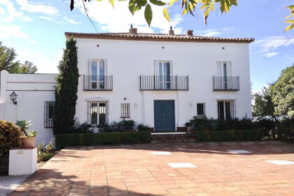 Cluster house for sale in Estepona, Málaga. 