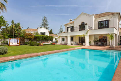 Cluster house for sale in Estepona, Málaga. 