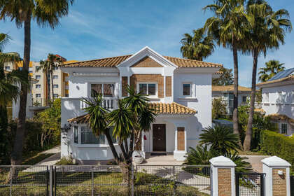 Cluster house for sale in Estepona, Málaga. 