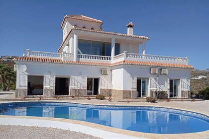 Cluster house for sale in Sayalonga, Málaga. 