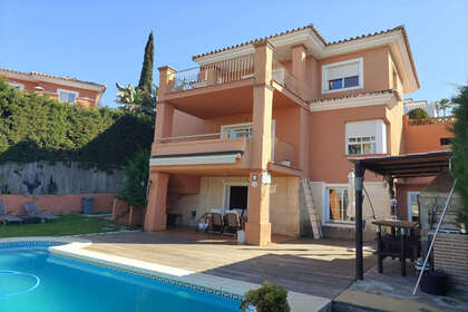 联排别墅 出售 进入 Cerros Del Lago, Marbella, Málaga. 