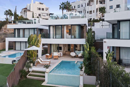 联排别墅 出售 进入 Estepona, Málaga. 