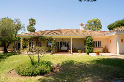 联排别墅 出售 进入 El Paraiso, Estepona, Málaga. 