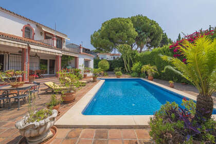 联排别墅 出售 进入 Marbella, Málaga. 