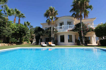 联排别墅 出售 进入 Marbella, Málaga. 
