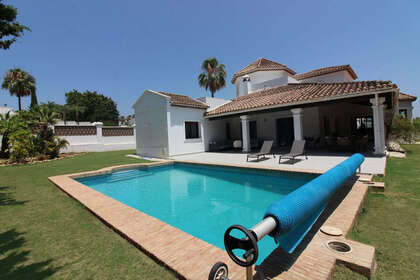 Cluster house for sale in El Paraiso, Estepona, Málaga. 