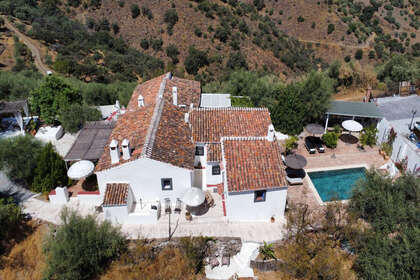 Cluster house for sale in Arenas, Málaga. 