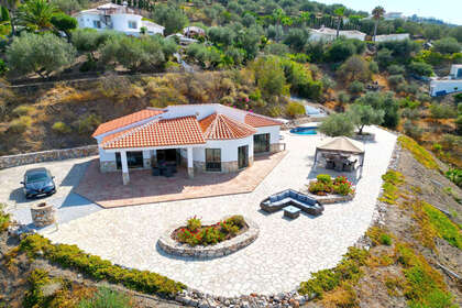 Cluster house for sale in Arenas, Málaga. 