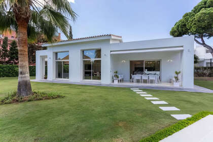 Cluster house for sale in Guadalmina, Málaga. 