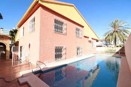 Cluster house for sale in Cabo Roig, Alicante. 