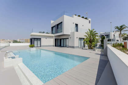 Cluster house for sale in Dehesa de Campoamor, Alicante. 