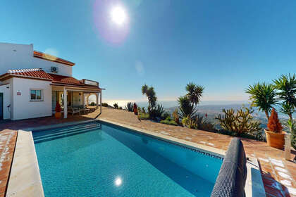 Cluster house for sale in Arenas, Málaga. 