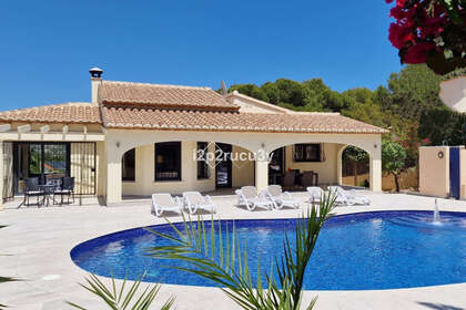 Cluster house for sale in Moraira, Alicante. 