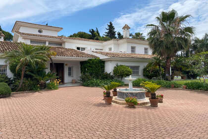 Cluster house for sale in Guadalmina, Málaga. 