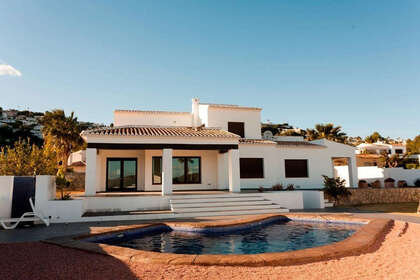 Cluster house for sale in Moraira, Alicante. 