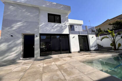 Cluster house for sale in Torrevieja, Alicante. 