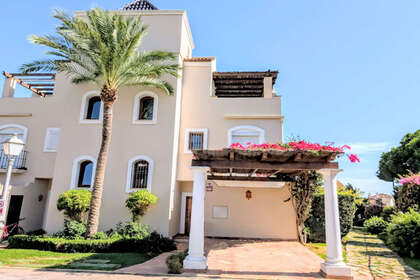 House for sale in El Paraiso, Estepona, Málaga. 