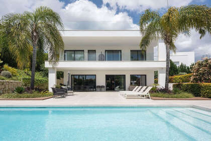 Cluster house for sale in Nueva andalucia, Málaga. 